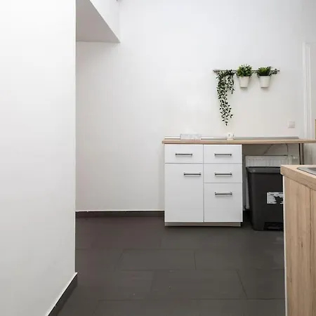 Orestaliving - 2br On The Danube Canal