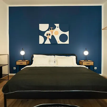 Modern With A Balcony Near Belvedere Apartment