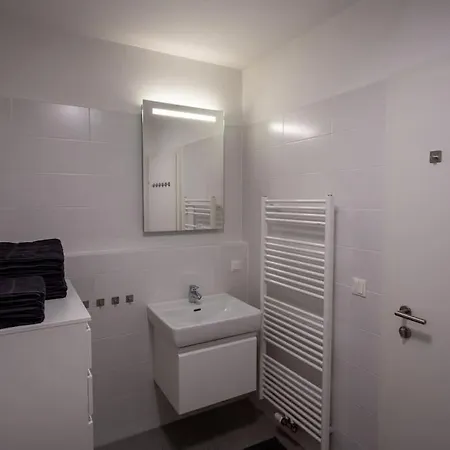 Huge Flat With Terrace & Parking And 3 Bed *
