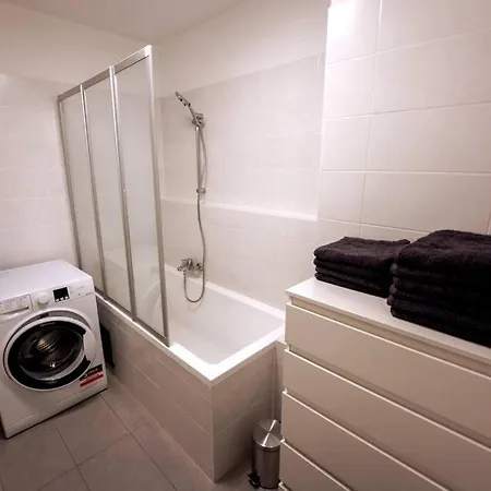 Huge Flat With Terrace & Parking And 3 Bed Apartment *