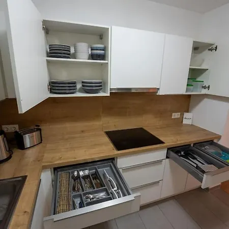 Huge Flat With Terrace & Parking And 3 Bed * Vienna