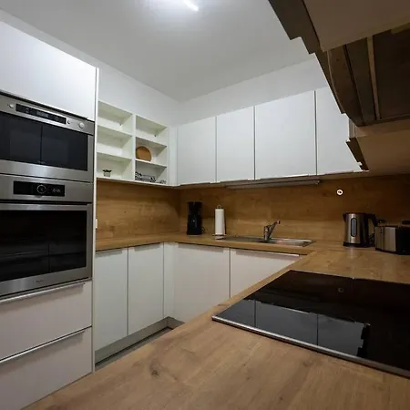 Apartment Huge Flat With Terrace & Parking And 3 Bed *