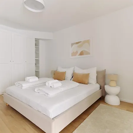 Stylish & Modern - Private Garden & Free Parking