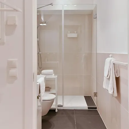 Stylish & Modern - Private Garden & Free Parking Appartement *