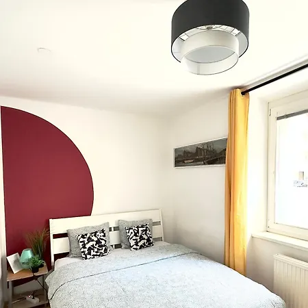 Nr.1 Perfect 3 Bedrooms Near To Main Train Station Apartment