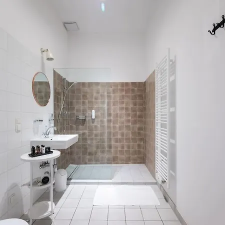 Apartment Sleek 1br Flat Near Center By Hm *