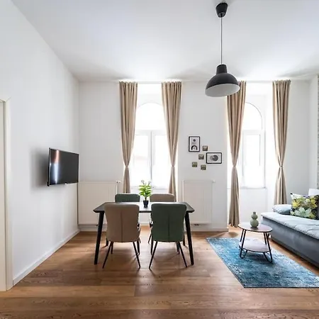 Sleek 1br Flat Near Center By Hm
