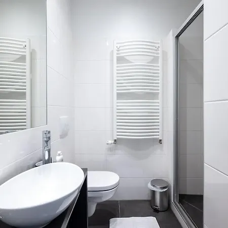 Spacious 2br Near Attractions By Hm Appartement