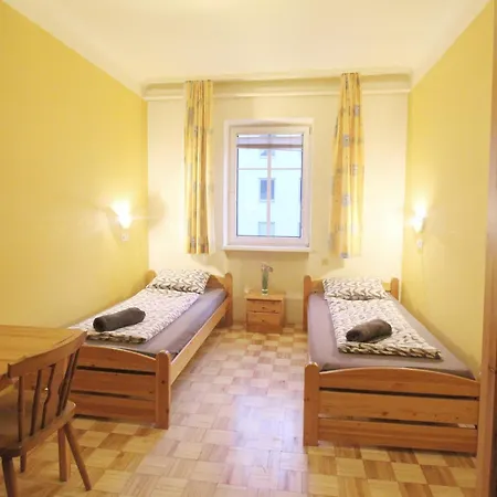 Double In Hutteldorfer Strasse Area Viena