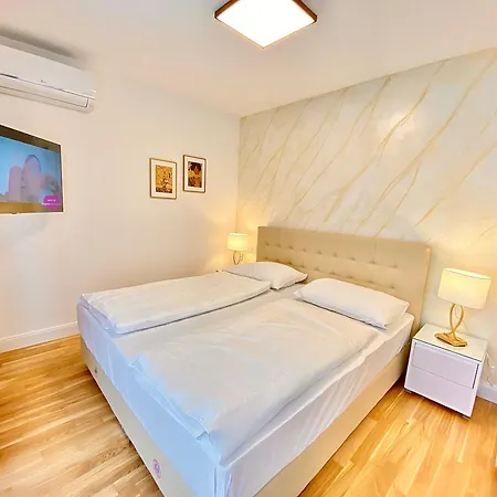 Steiner Residences Rembrandt Apartment