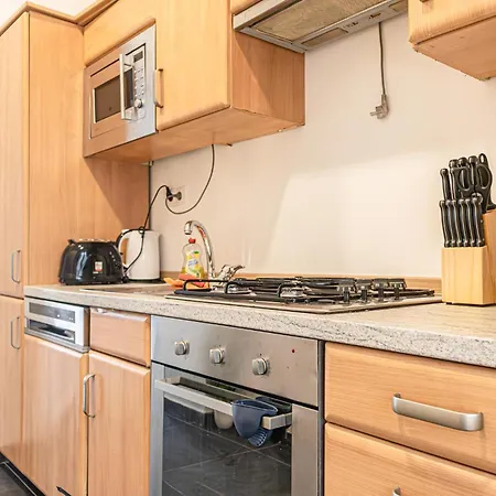 Neighboring 3 Apts.- Ideal For Families & Friends Apartment
