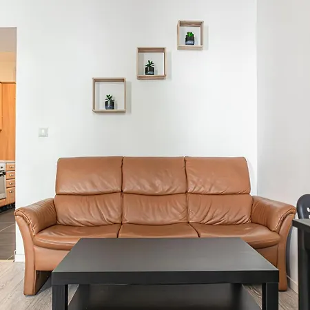Apartment Neighboring 3 Apts.- Ideal For Families & Friends *
