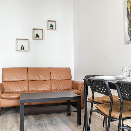 Apartment Neighboring 3 Apts.- Ideal For Families & Friends