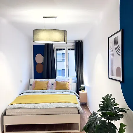 Design 3 Bedroom Near Main Train Station *