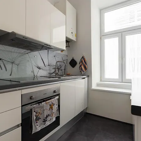 Apartment Neu, Renoviert Und Ruhig, 20 Minuten Ins Zentrum *
