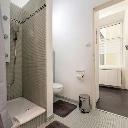 Apartment Neu, Renoviert Und Ruhig, 20 Minuten Ins Zentrum