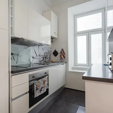 Apartment Neu, Renoviert Und Ruhig, 20 Minuten Ins Zentrum