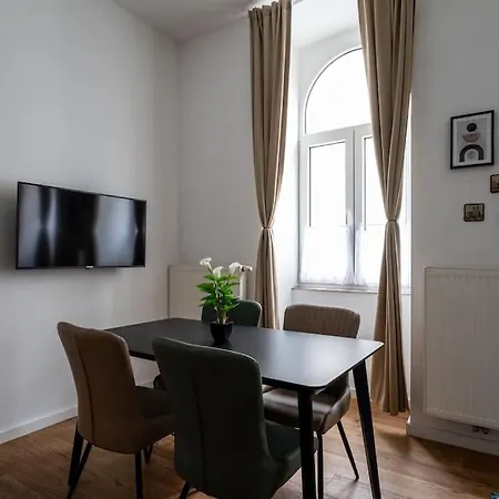 Apartment Sleek 1br Flat Near Center By Hm *