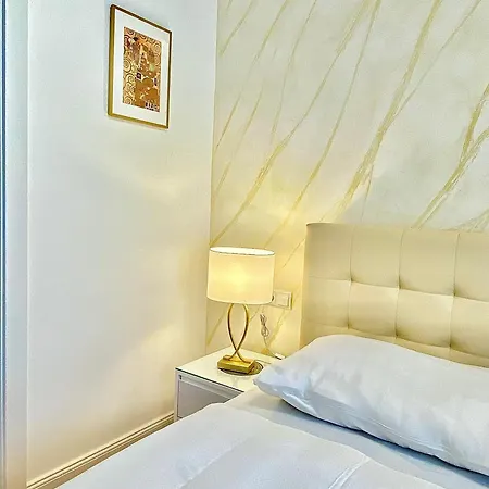Steiner Residences Rembrandt Apartment *