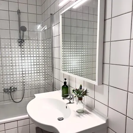 Design 3 Bedroom Near Main Train Station
