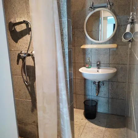 Spacious Austrian Style Close To Center Landstrasse