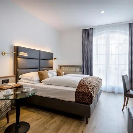 Hotel Nestroy 4*