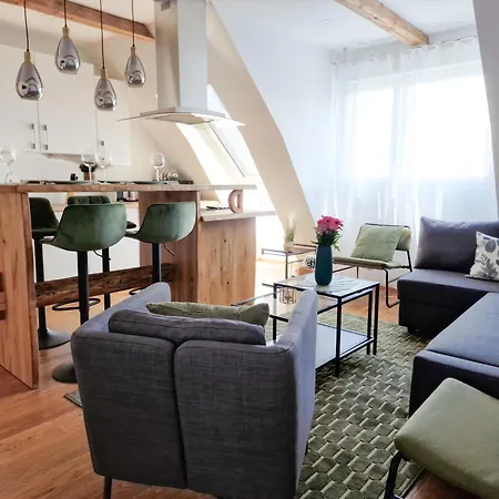 Newly Renovated 3 Bedroom With Ac And Bath Tub Apartment *