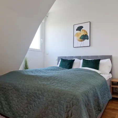 Newly Renovated 3 Bedroom With Ac And Bath Tub Apartment