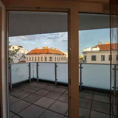 Huge Flat With Terrace & Parking And 3 Bed *