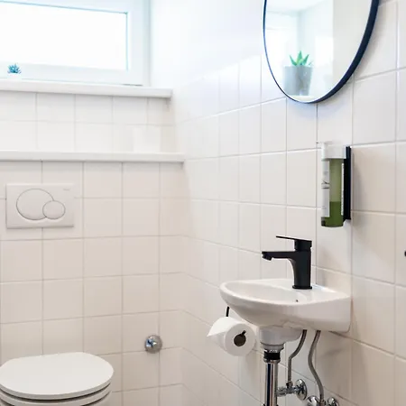 Myflat - Bright Near Station Apartment Wien