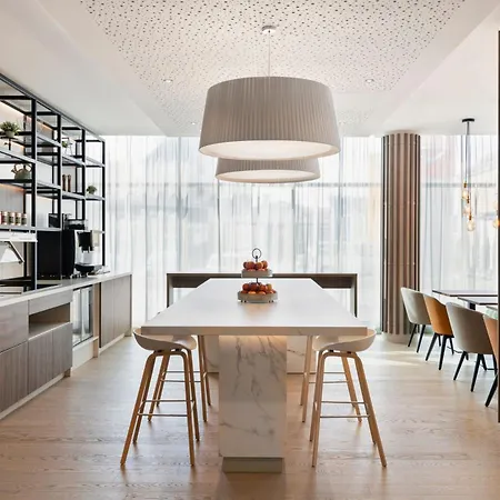 Ξενοδοχείο με διαμερίσματα By Marriott East 4*