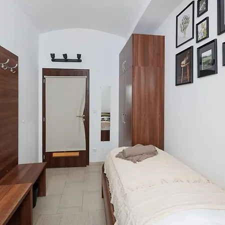 Business Hotel *