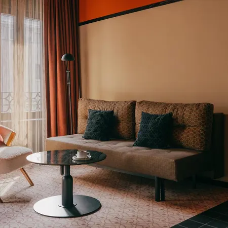 Weltwien Luxury Art & Free Parking