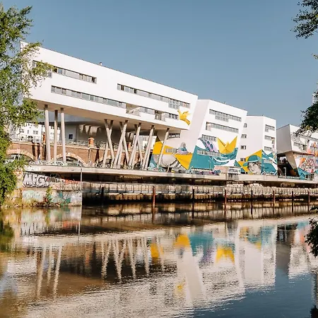 Urban Island I Riverside Apartment