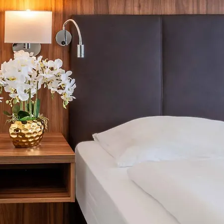 Plaza Premium 4*