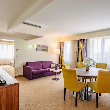 Plaza Premium 4*