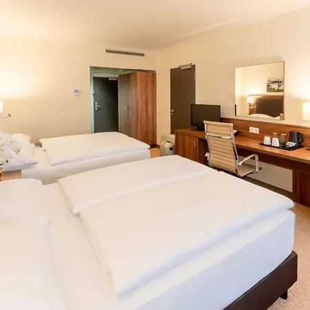 Plaza Premium 4* Wien