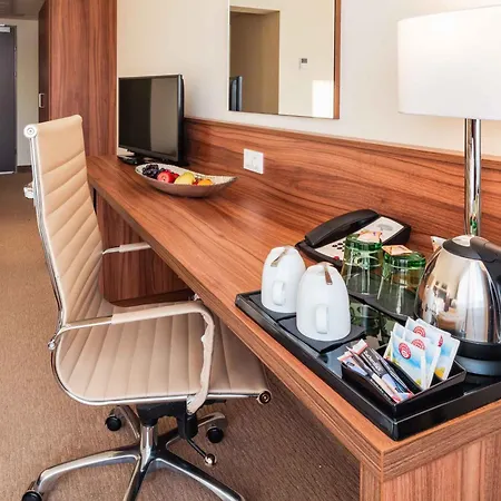 Plaza Premium 4* Wien