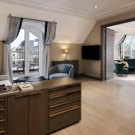 Hilton Plaza Hotel