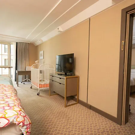 Hilton Plaza 4*