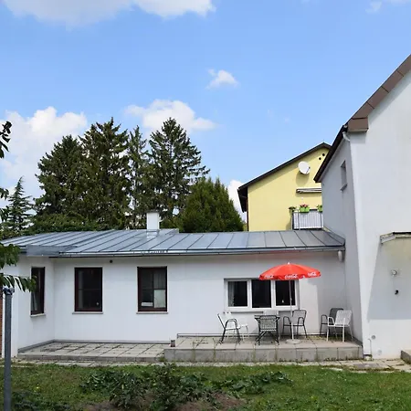 Central-vintage With Free Parking And 5min Walk To Metro