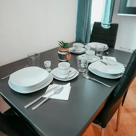 Raimond 12 Apartment