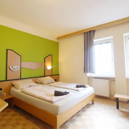 Triple In Hutteldorfer Strasse Area *