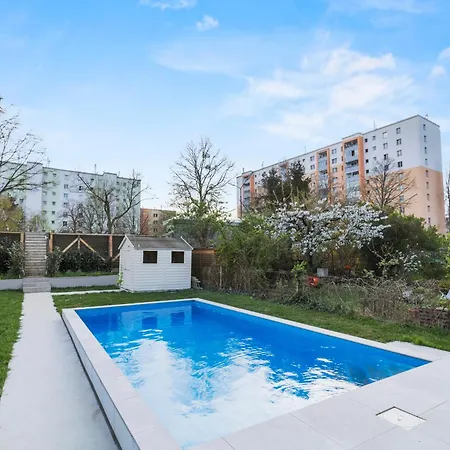 Jaeger Mit Pool In