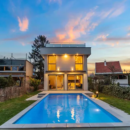 Jaeger Mit Pool In