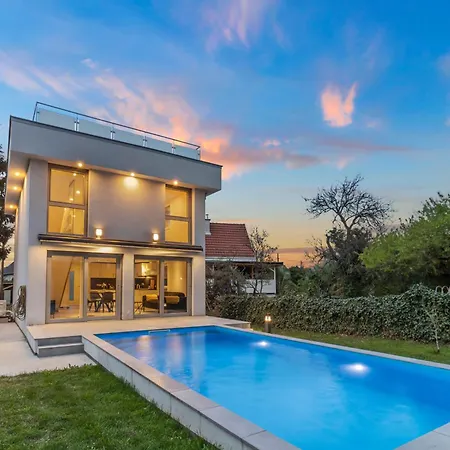 Jaeger Mit Pool In Villa *