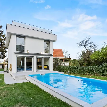 Jaeger Mit Pool In *