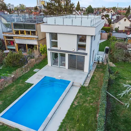 Jaeger Mit Pool In *