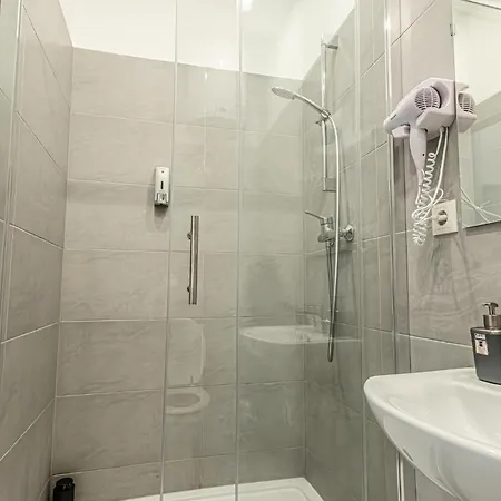 Lovely 1br Apt. Near Akh Hospital