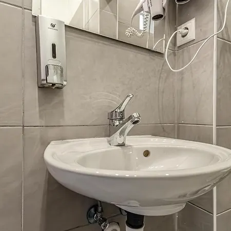 Lovely 1br Apt. Near Akh Hospital Apartment